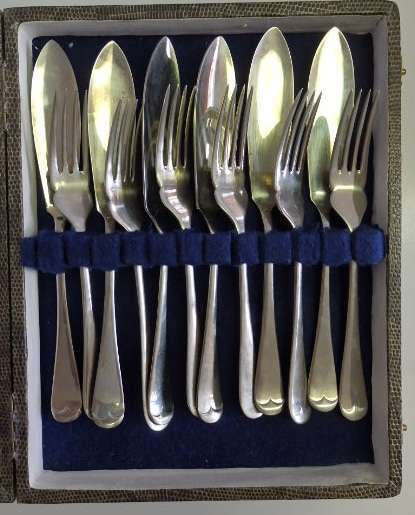 An incredible vintage Nickle silver (boxed) fish knife & fork set in amazing condition RS17