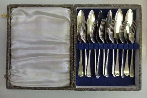 An incredible vintage Nickle silver (boxed) fish knife & fork set in amazing condition RS17