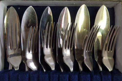An incredible vintage Nickle silver (boxed) fish knife & fork set in amazing condition RS17