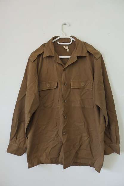 AN AWESOME LONG SLEEVE OLIVE GREEN MILITARY SHIRT IN WONDERFUL CONDITION!!