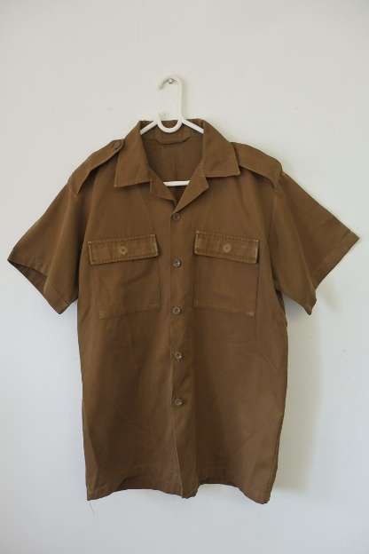 AN AWESOME SHORT SLEEVE OLIVE GREEN MILITARY SHIRT IN AMAZING CONDITION!!