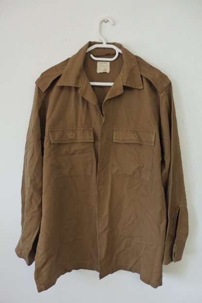 AN AMAZING LONG SLEEVE OLIVE GREEN MILITARY SHIRT IN WONDERFUL CONDITION!!