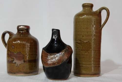 A WONDERFUL COLLECTION OF 3x VINTAGE BROWN GLAZED STONEWARE BOTTLES IN GREAT CONDITION