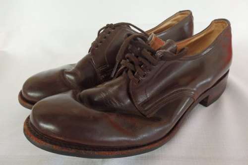 A GREAT PAIR OF MEN'S GENUINE LEATHER STEP-OUT SHOES IN GOOD CONDITION