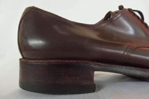 A GREAT PAIR OF MEN'S GENUINE LEATHER STEP-OUT SHOES IN GOOD CONDITION