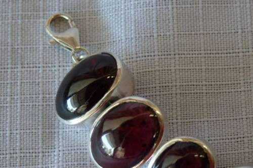 A FABULOUS BROAD CHUNKY SILVER LADIES BRACELET WITH TEN (LARGE) OVAL RED SARDONYX STONES