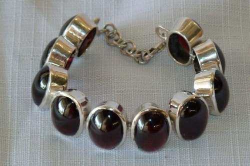 A FABULOUS BROAD CHUNKY SILVER LADIES BRACELET WITH TEN (LARGE) OVAL RED SARDONYX STONES