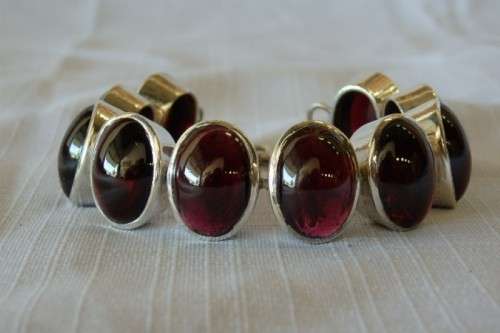 A FABULOUS BROAD CHUNKY SILVER LADIES BRACELET WITH TEN (LARGE) OVAL RED SARDONYX STONES