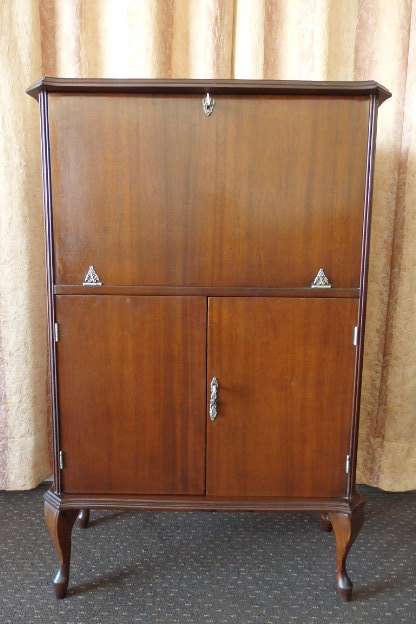 AN EXQUISITE VINTAGE COCKTAIL CABINET WITH MIRROR INTERIOR AND LOADS OF SPACE INSIDE