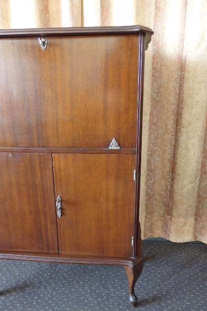 AN EXQUISITE VINTAGE COCKTAIL CABINET WITH MIRROR INTERIOR AND LOADS OF SPACE INSIDE