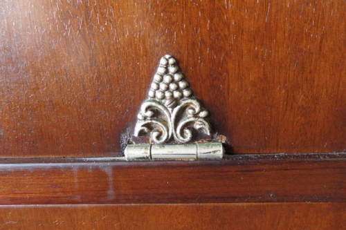 AN EXQUISITE VINTAGE COCKTAIL CABINET WITH MIRROR INTERIOR AND LOADS OF SPACE INSIDE