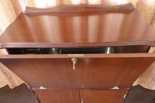 AN EXQUISITE VINTAGE COCKTAIL CABINET WITH MIRROR INTERIOR AND LOADS OF SPACE INSIDE