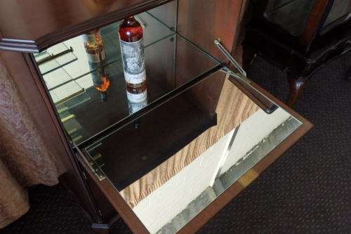 AN EXQUISITE VINTAGE COCKTAIL CABINET WITH MIRROR INTERIOR AND LOADS OF SPACE INSIDE