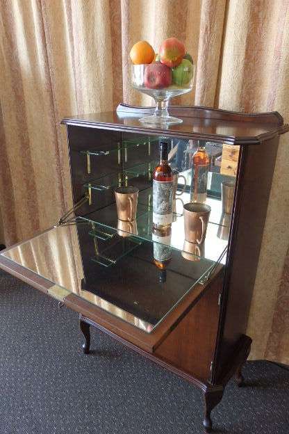 AN EXQUISITE VINTAGE COCKTAIL CABINET WITH MIRROR INTERIOR AND LOADS OF SPACE INSIDE