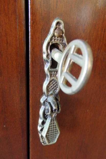 AN EXQUISITE VINTAGE COCKTAIL CABINET WITH MIRROR INTERIOR AND LOADS OF SPACE INSIDE