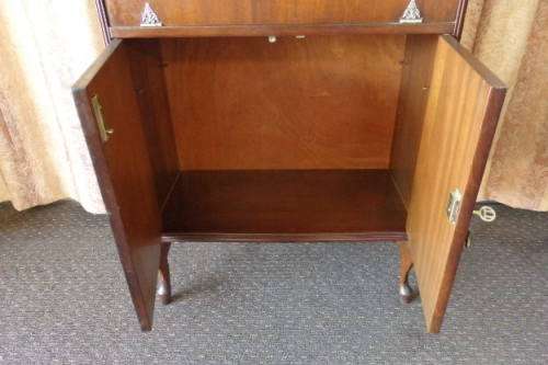 AN EXQUISITE VINTAGE COCKTAIL CABINET WITH MIRROR INTERIOR AND LOADS OF SPACE INSIDE