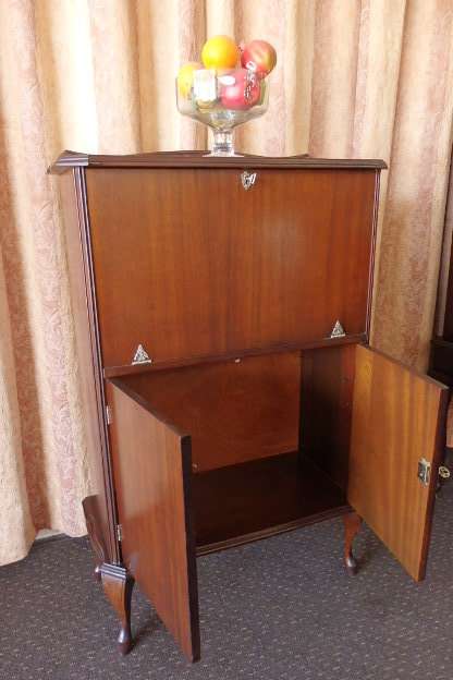 AN EXQUISITE VINTAGE COCKTAIL CABINET WITH MIRROR INTERIOR AND LOADS OF SPACE INSIDE