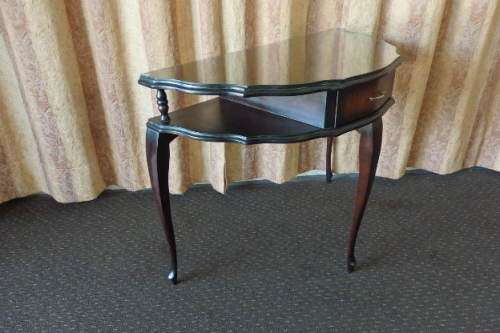 A BEAUTIFUL AND VERY ELEGANT GLASS TOP VINTAGE QUEEN ANNE HALF MOON OCCASIONAL TABLE