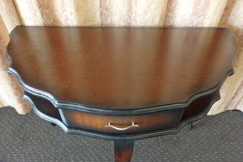 A BEAUTIFUL AND VERY ELEGANT GLASS TOP VINTAGE QUEEN ANNE HALF MOON OCCASIONAL TABLE