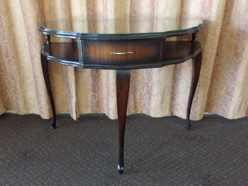 A BEAUTIFUL AND VERY ELEGANT GLASS TOP VINTAGE QUEEN ANNE HALF MOON OCCASIONAL TABLE