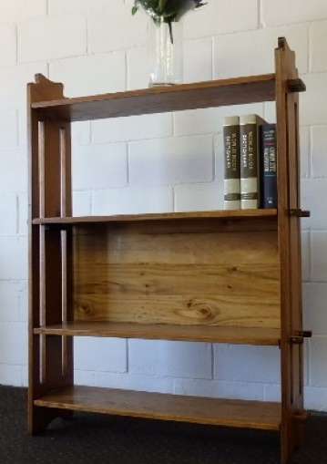 A beautiful and solidly made Oak book case with 4 shelves in great condition!!!