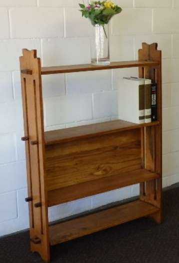 A beautiful and solidly made Oak book case with 4 shelves in great condition!!!