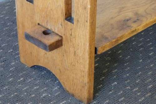 A beautiful and solidly made Oak book case with 4 shelves in great condition!!!