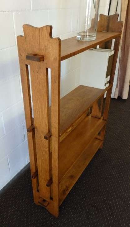 A beautiful and solidly made Oak book case with 4 shelves in great condition!!!