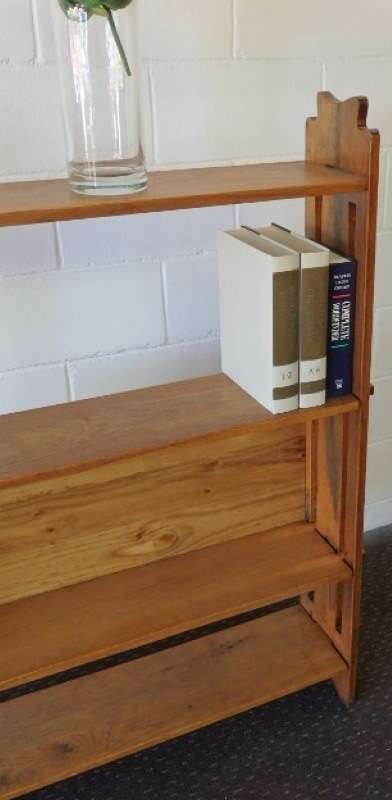 A beautiful and solidly made Oak book case with 4 shelves in great condition!!!