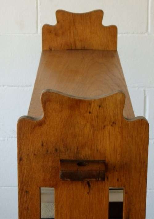 A beautiful and solidly made Oak book case with 4 shelves in great condition!!!
