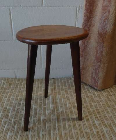 A beautiful and well made Teak 3-legged display/ occasional wooden table in great condition !!!