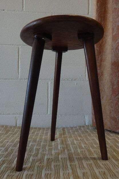 A beautiful and well made Teak 3-legged display/ occasional wooden table in great condition !!!