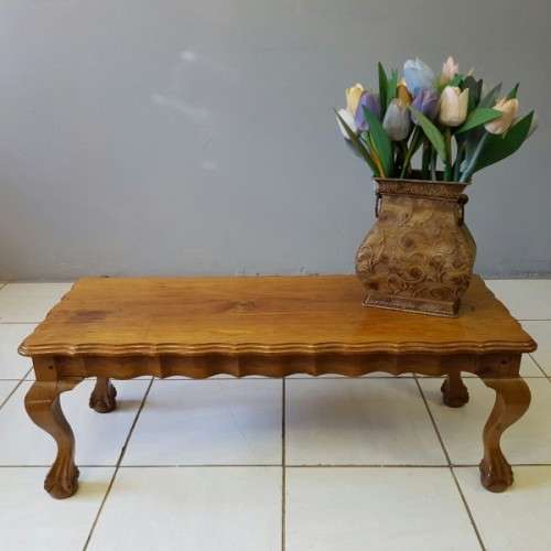 An awesome vintage ball and claw centre coffee table with cabriole legs in wonderful condition