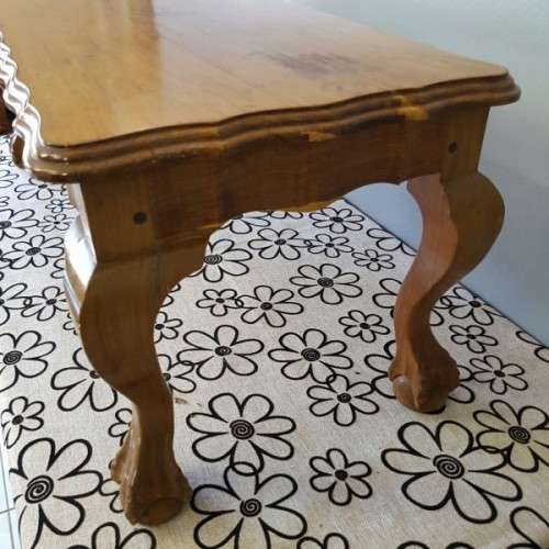An awesome vintage ball and claw centre coffee table with cabriole legs in wonderful condition