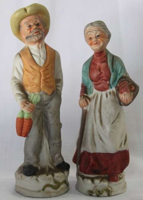 2x stunning ornamental display figurines of an elderly farming couple in good condition bid/figurine