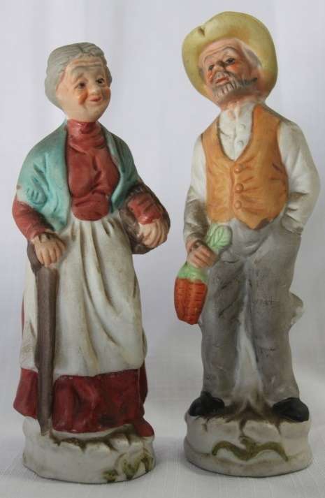 2x stunning ornamental display figurines of an elderly farming couple in good condition bid/figurine