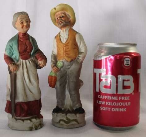 2x stunning ornamental display figurines of an elderly farming couple in good condition bid/figurine