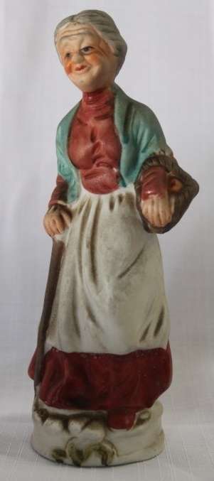 2x stunning ornamental display figurines of an elderly farming couple in good condition bid/figurine