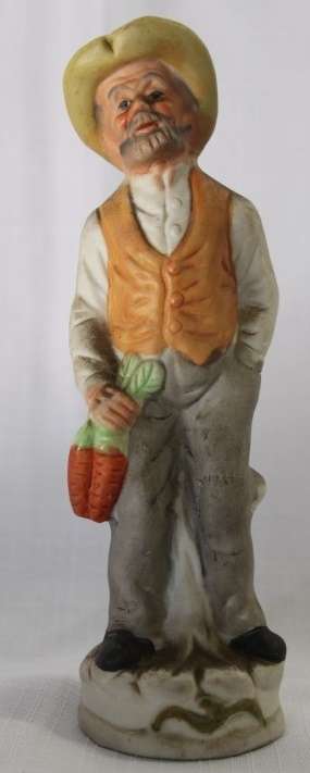 2x stunning ornamental display figurines of an elderly farming couple in good condition bid/figurine