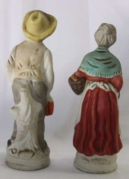 2x stunning ornamental display figurines of an elderly farming couple in good condition bid/figurine