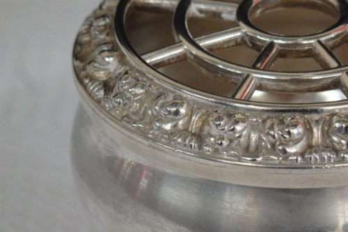 An awesome vintage silver plated Ianthe quill holder with beautiful detailing in amazing condition