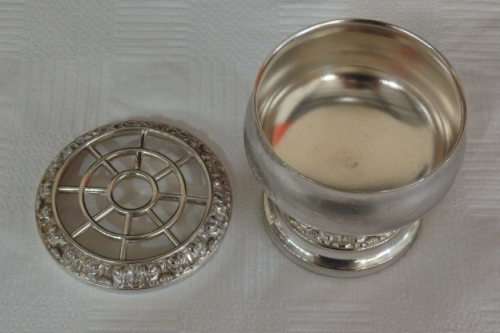 An awesome vintage silver plated Ianthe quill holder with beautiful detailing in amazing condition