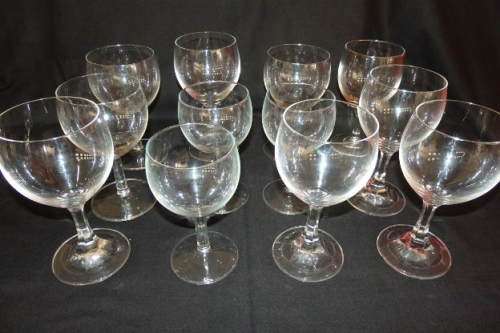 An awesome collection of 12x assorted wine glasses in very good condition - *job lot*
