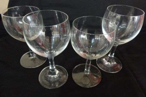 An awesome collection of 12x assorted wine glasses in very good condition - *job lot*