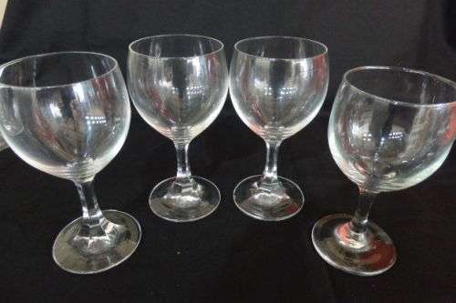 An awesome collection of 12x assorted wine glasses in very good condition - *job lot*