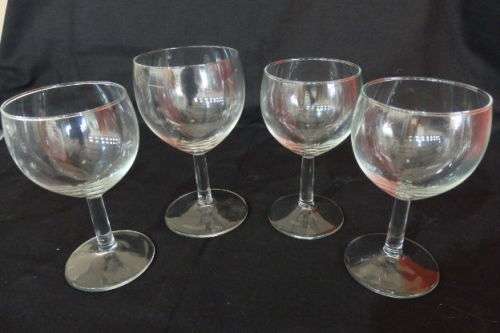An awesome collection of 12x assorted wine glasses in very good condition - *job lot*