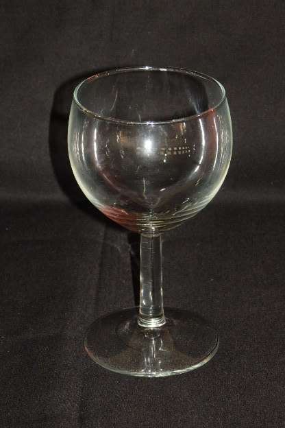 An awesome collection of 12x assorted wine glasses in very good condition - *job lot*