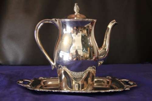 **RS17** A vintage 6-cup silver plated teapot with beautiful ornate knob in remarkable condition