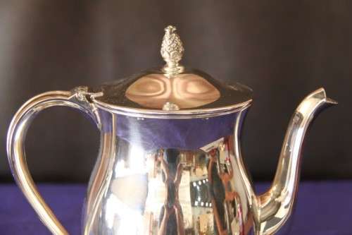 **RS17** A vintage 6-cup silver plated teapot with beautiful ornate knob in remarkable condition