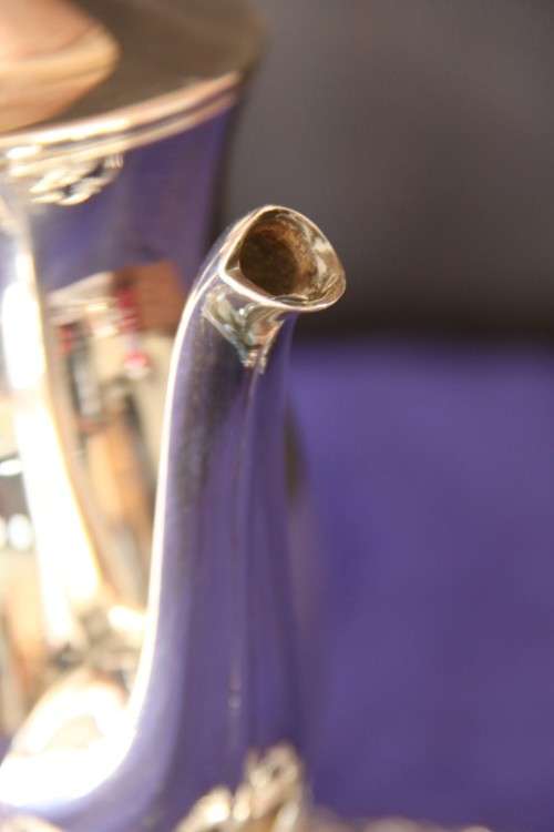 **RS17** A vintage 6-cup silver plated teapot with beautiful ornate knob in remarkable condition